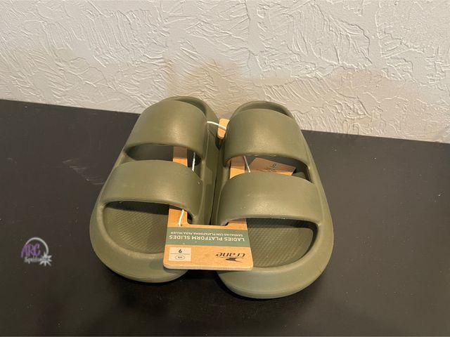 Lot 56-323030 - New size 9 Crane women’s platform slides