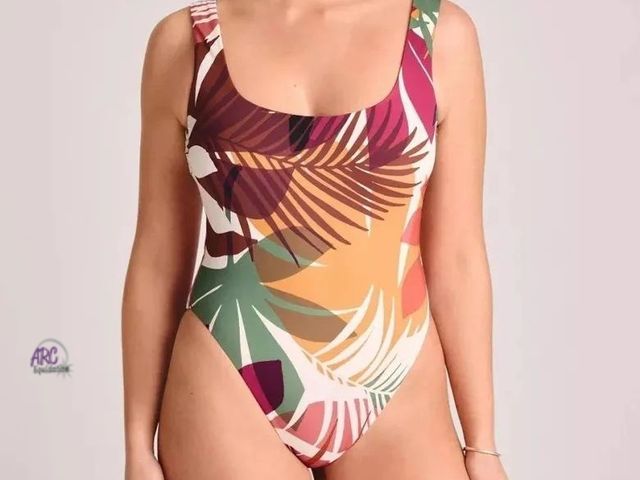 Lot 56-500663 - NEW WITH TAGS  Vitamin A  Tropical 1 Piece Swimsuit - Small (4-6)