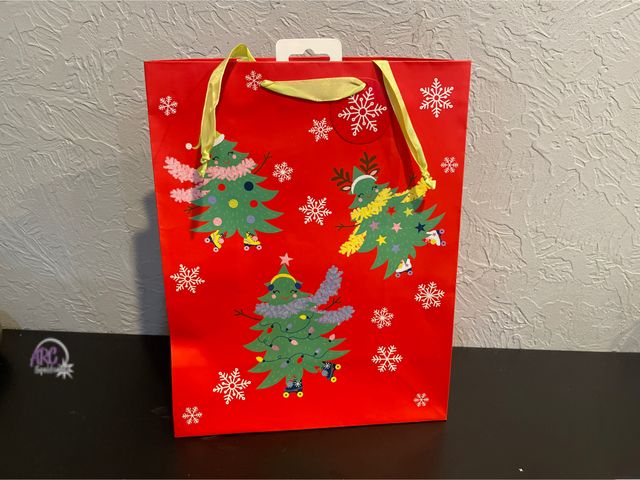 Lot 56-322630 - New, lot of 12 Christmas gift bags