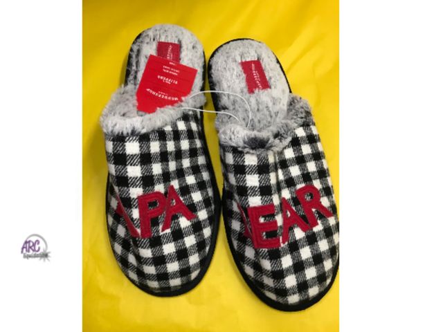 Lot 56-386530 - New, size Med 9-10 Men's Family Sleep Papa Bear Slippers
