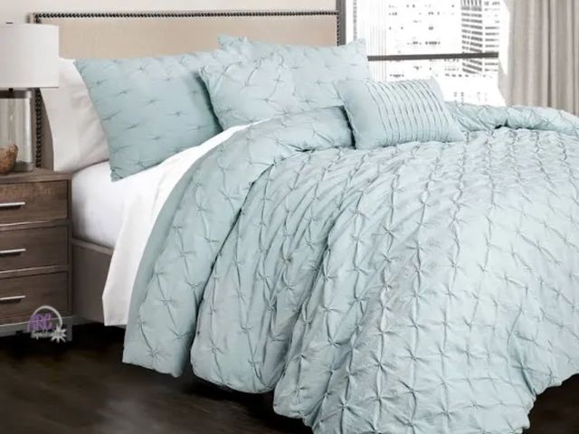 Lot 56-552718 - POSSIBLY USED-Lush Décor Ravello Pintuck Comforter Set-FULL/QUEEN