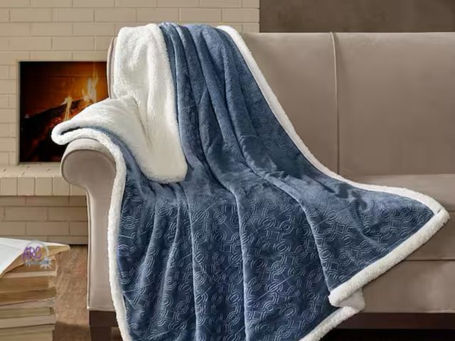 Lot 56-372464 - NEW IN PACKAGE Madison Park Celia Blue Polyester Oversized Textured Plush Throw Blanket