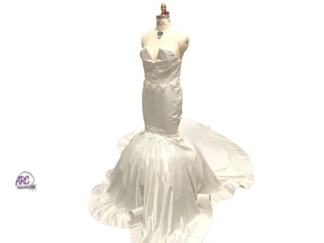 Lot 56-272099 - USED Wedding dress Approximate size 8 (no tags, some make up stains see photos)