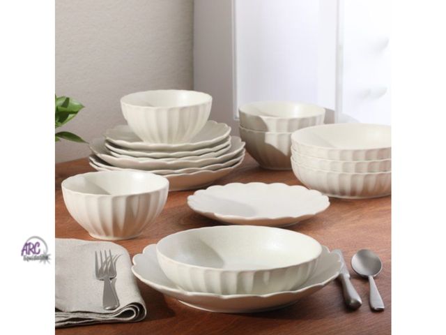 Lot 56-755298 - New in box. Gibson Elite Malibu Shore 16 Piece Scallop Stoneware Reactive Glaze (Service for 4) Cera...