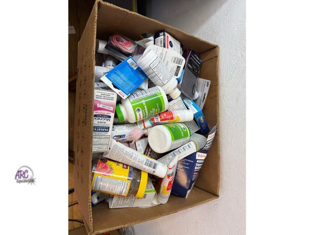 Lot 56-274650 - Box of miscellaneous health and beauty products some products may be out of date 100+pcs