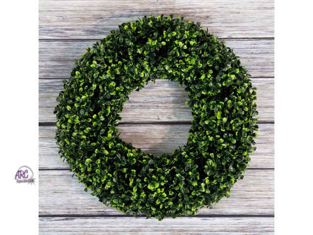 Lot 56-225418 - NEW Pure Garden Outdoor/Indoor Artificial Boxwood Wreath 16.5”