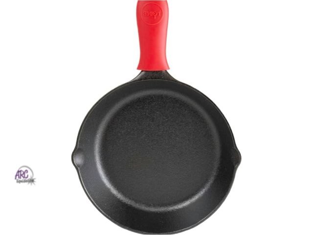 Lot 56-500934 - SLIGHTLY USED- Lodge 8" cast iron pan with silicone handle cover