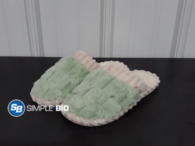 Lot 58-28499 - Women's  Slipper House Slippers for Women Men Plush Warm Fuzzy Slippers Flyffy Bedroom Shoes Indoor ...