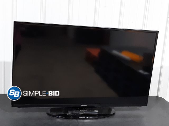 Lot 58-24048 - Samsung 46" LCD TV with Remote - Works Great
