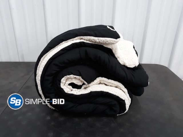 Lot 58-54397 - Heavy/Warm Comforter - Twin/Twin XL - Light use