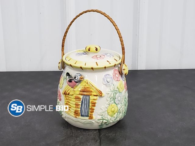 Lot 58-80004 - Cute Little Cookie or Candy Jar - Used