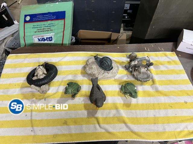 Lot 58-60694 - Lot of Outdoor Garden Animal Decor
2 cement frogs a snail on a rock
a dog in a tire swing a bird and...