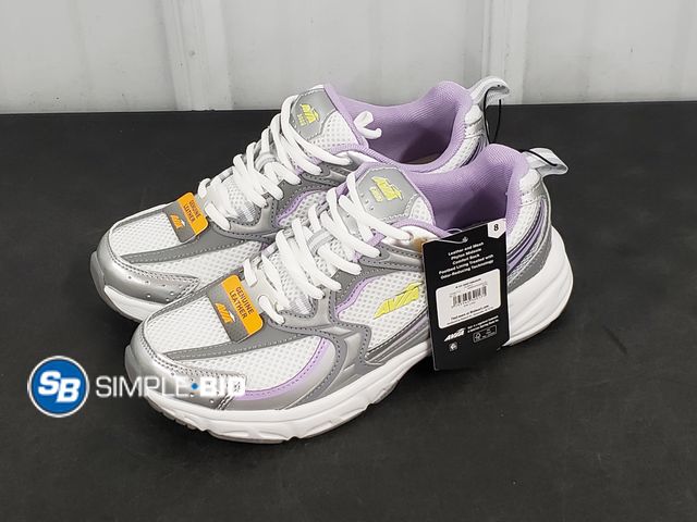 Lot 58-72303 - Avia Genuine Leather Women's Tennis Shoes - Size 8 - NWT