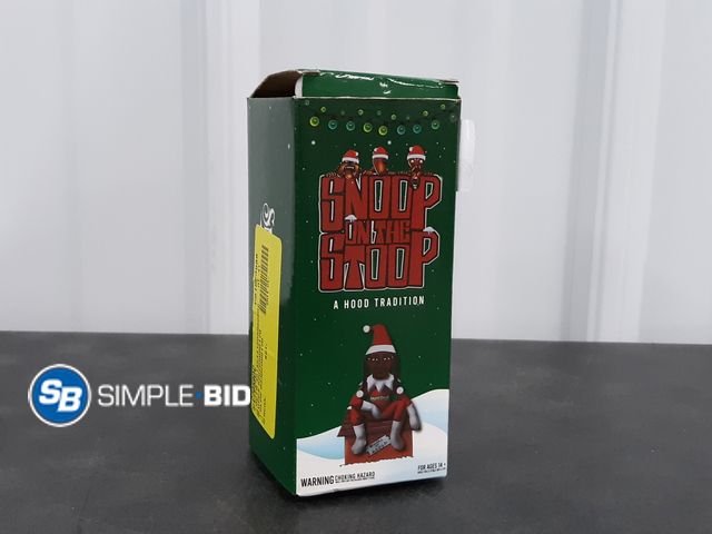 Lot 58-37174 - SNOOP on the stoop! Elf on the shelf - unused