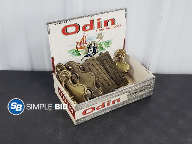 Lot 58-67142 - Vintage DOOR knob holders and more in Odin Vickey Cigar box