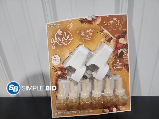 Lot 58-27486 - Glade Nutcracker Delight Rich hazelnut and praline 2 warmers 6 refills - unopened