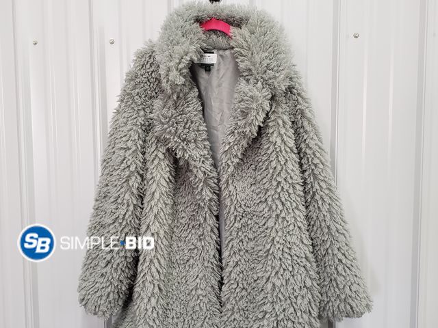 Lot 58-77158 - Women's Wild Fable Fuzzy Faux Fur Shell - SIZE XXL - lightly used - in good condition