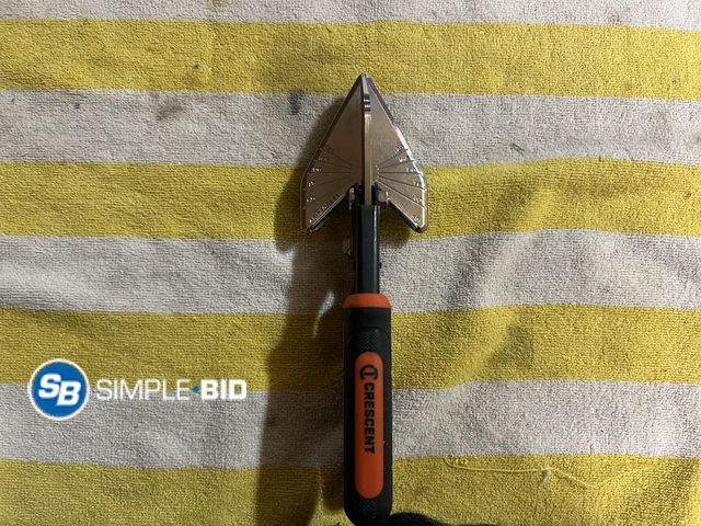 Lot 58-60671 - Cresent tools 9 in molding miter snips For cutting all types of small molding in PVC, MDF, and pine
...