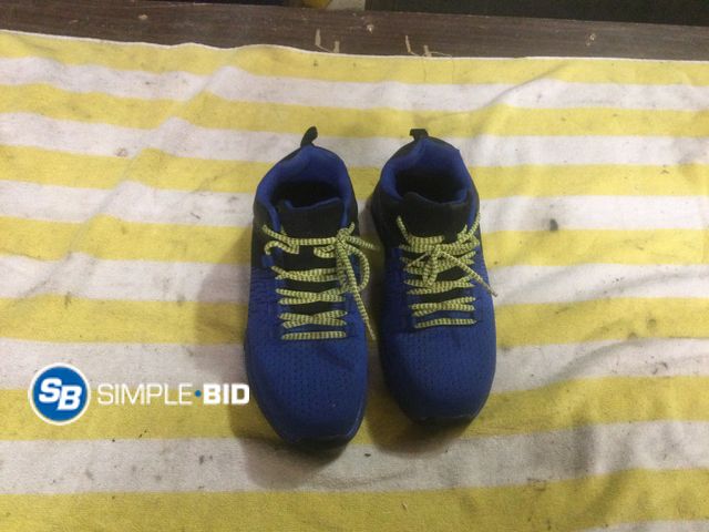 Lot 58-34009 - Thorogood size 8.5 wide safety shoe
blue and black