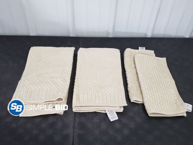 Lot 58-71910 - Lot of BATH Welcome Towels - (2) Hand Towels (2) Washcloths - unused