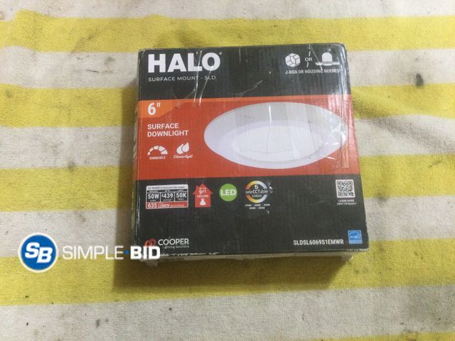 Lot 58-37915 - Halo surface mount 6" downlight
dimmable shower light
LED
5 selecctable colors