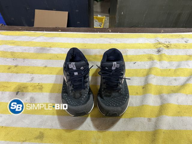 Lot 58-37939 - DYAD Brooks Sneakers size 8.5 extra wide