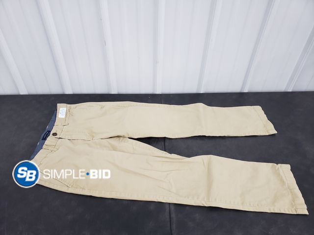 Lot 58-56776 - Tommy Hilfiger Taylored Fit Khaki Pants - Size 32/30 - Light Use