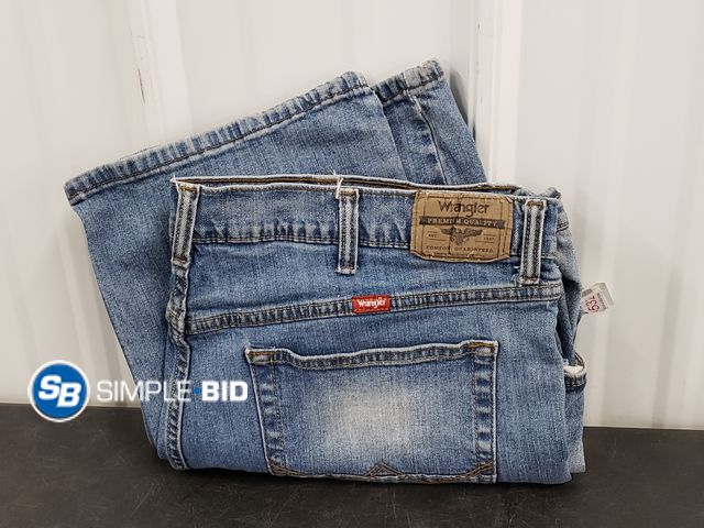 Lot 58-53200 - Wrangler Jeans - Size 40 x 32 - Light use