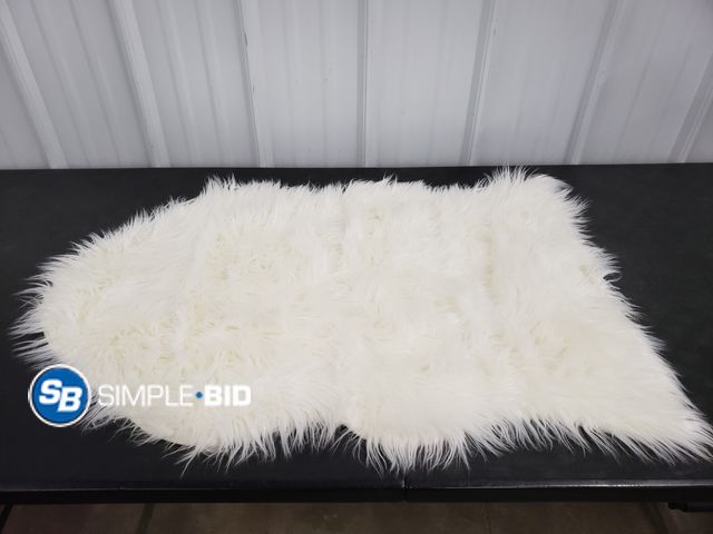 Lot 58-59531 - White Faux Fur Accent Rug , approx 35x24"