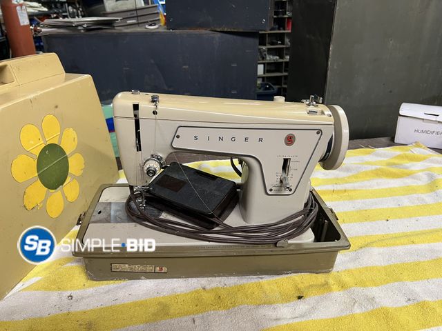 Lot 58-60696 - Vintage Fashion Mate Singer Sewing Machine