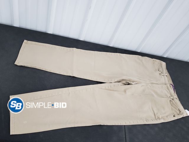 Lot 58-58420 - Gloria Vanderbilt Khaki Jeans - Women's Size 14 - Light Use