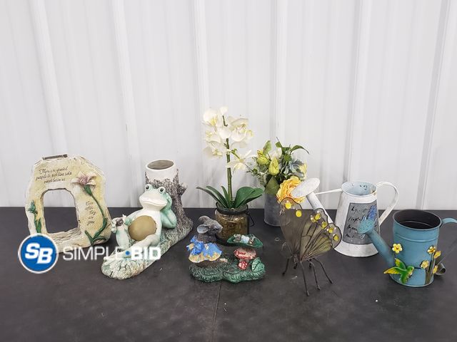 Lot 58-73898 - Lot of Garden Decor Stones, including Frog, There are special People in our lives who Never leave us...