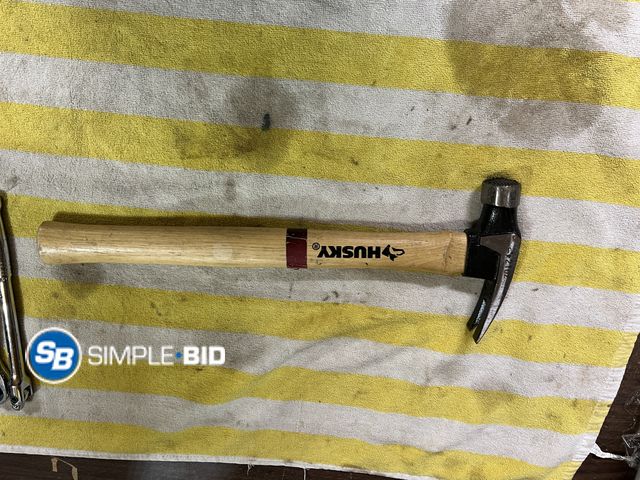 Lot 58-33896 - Husky Framing Hammer 21 oz wood handle
