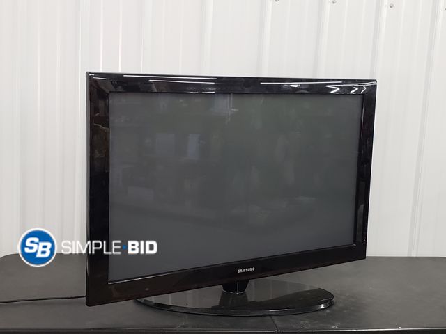 Lot 58-67848 - Samsung 42" Plasma TV with Swivel Base, Model: PN42B450B1D- Tested to Power ON