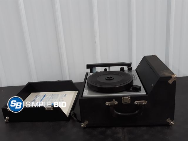 Lot 58-38207 - VINTAGE RECORD PLAYER MODEL 910 MADE BY HAMILTON ELECTRIC