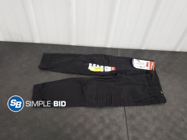Lot 58-72280 - Wrangler gamer regular Seat and Thigh Pants for Boys - Size 5 Regular - NWT