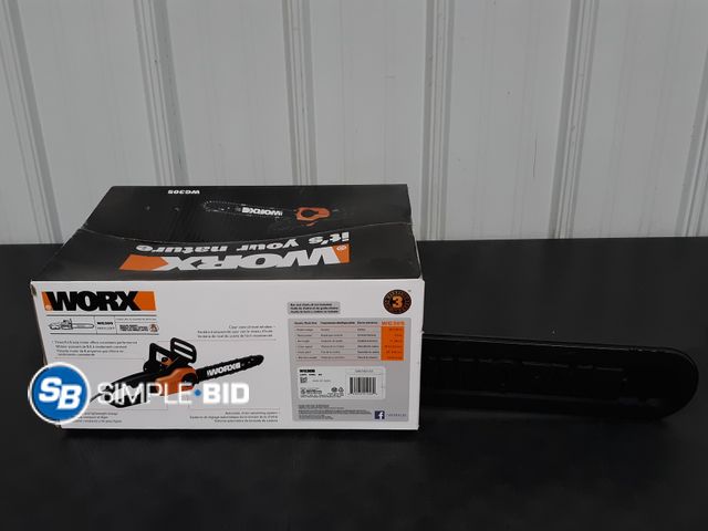 Lot 58-32166 - Worx Chainsaw - Electric - WG305 And 1 Quart of Bar Oil