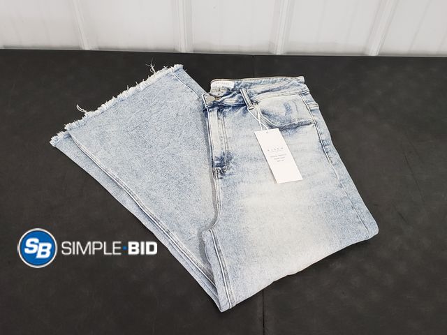 Lot 58-77182 - New Women's Risen jeans light wash (with distessed holes on purpose) - SIZE 1XL