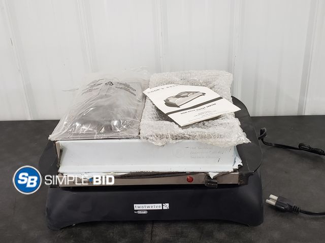 Lot 58-83501 - Cook's Essentials - Non Stick Buffet Server