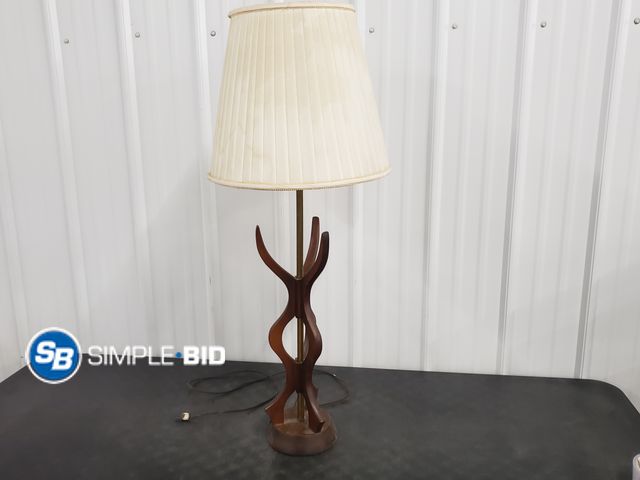 Lot 58-73613 - Table Lamp