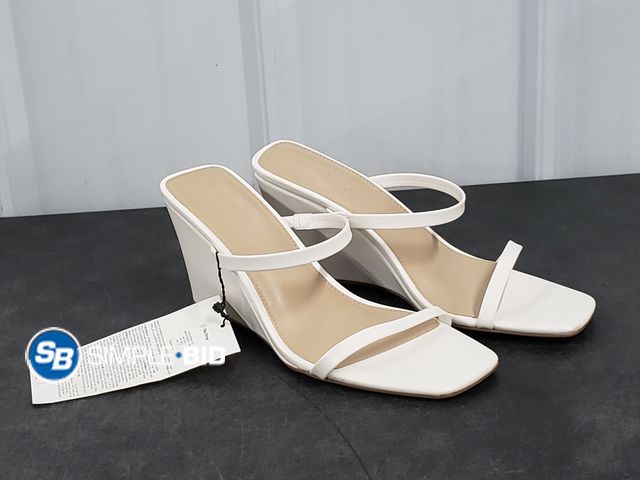 Lot 58-40583 - New Women's The Drop Sandals - SIZE 9.5