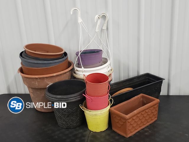 Lot 58-71307 - Large Lot of Plastic Planters and Baskets