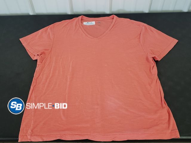 Lot 58-62462 - Calvin Klein Jeans V Neck T Shirt - Size XXL - Light Use