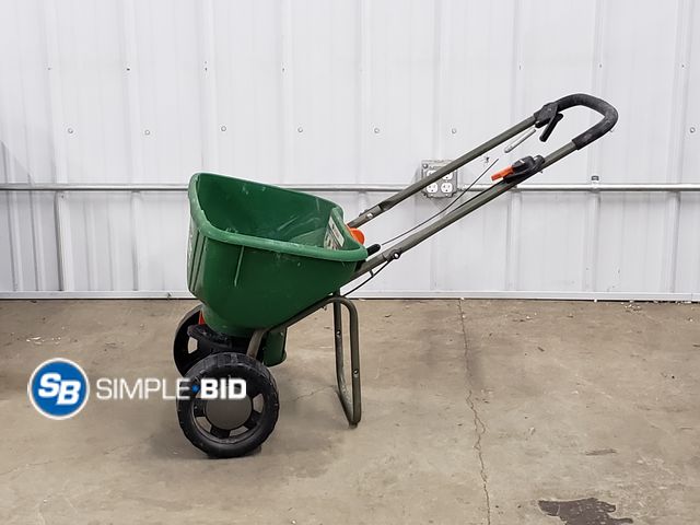 Lot 58-84394 - Scott's Turf Builder EdgeGuard Dlx Broadcast Spreader