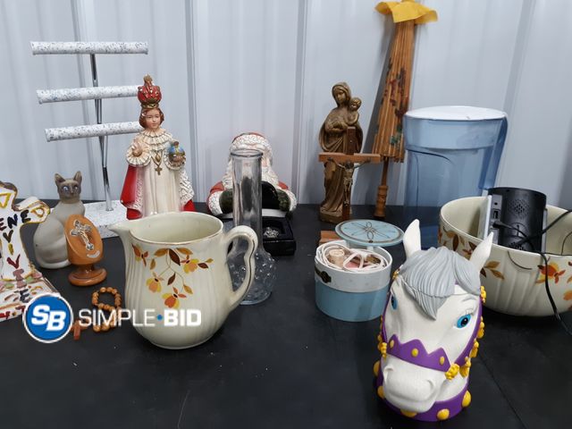 Lot 58-38589 - Lot of Various Housewares and decor Items