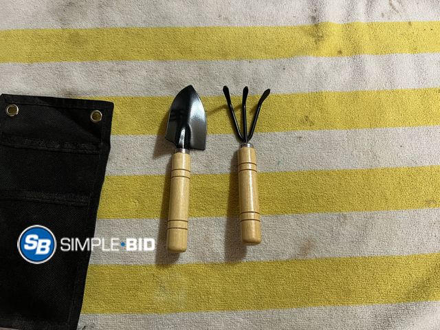 Lot 58-60624 - Garden tools and Carrying Case