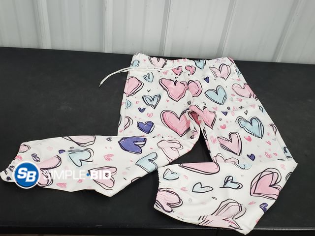 Lot 58-72181 - New GIRLS Lounge Heart pants with Elastic on the top and bottom - SIZE S