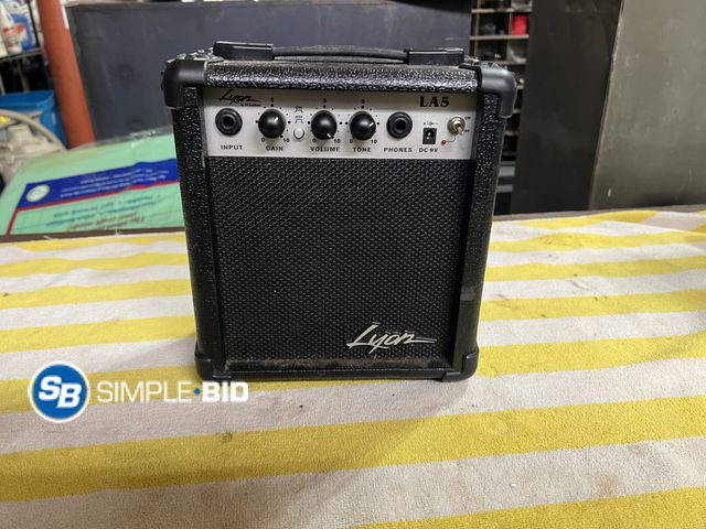 Lot 58-60698 - Lyon LA5 amp Lyon LA5 Guitar Combo Amp in great condition! This compact 10-watt solid-state amplifie...