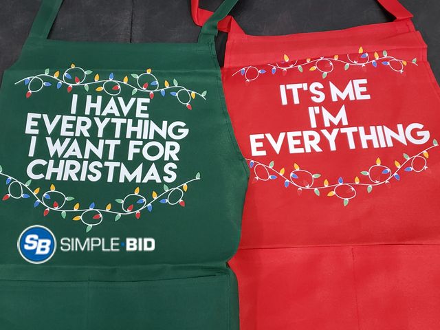 Lot 58-67646 - Lot of (2) New Baking aprons (1) It's Me I'm Everything (1) I Have Everything I want for Christms