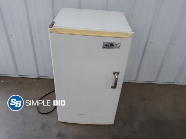Lot 58-38651 - Summit auto Defrost Refrigerator - used condition